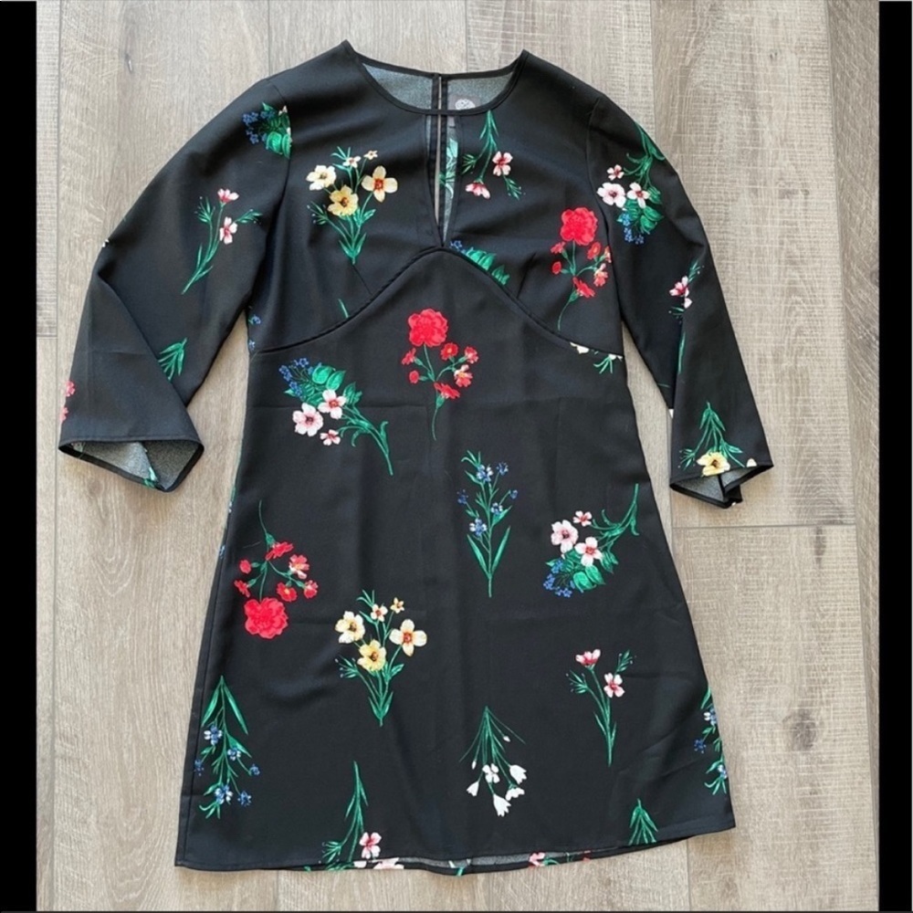 Vince Camuto Deep V-Neck Floral Dress in Black Size 8